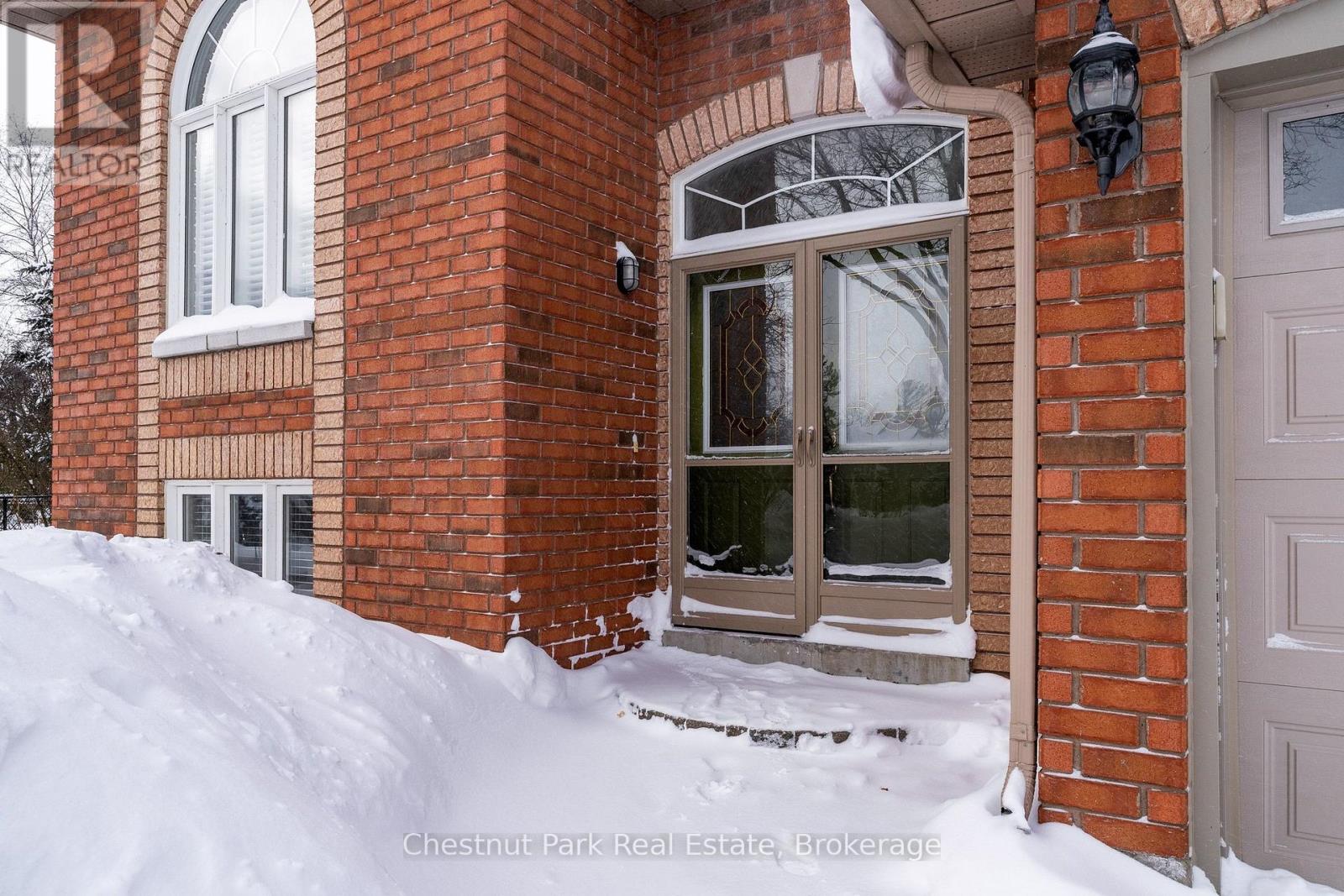 16 Green Pine Crescent, Wasaga Beach, Ontario L9Z 1P6 - Photo 2 - S12740196