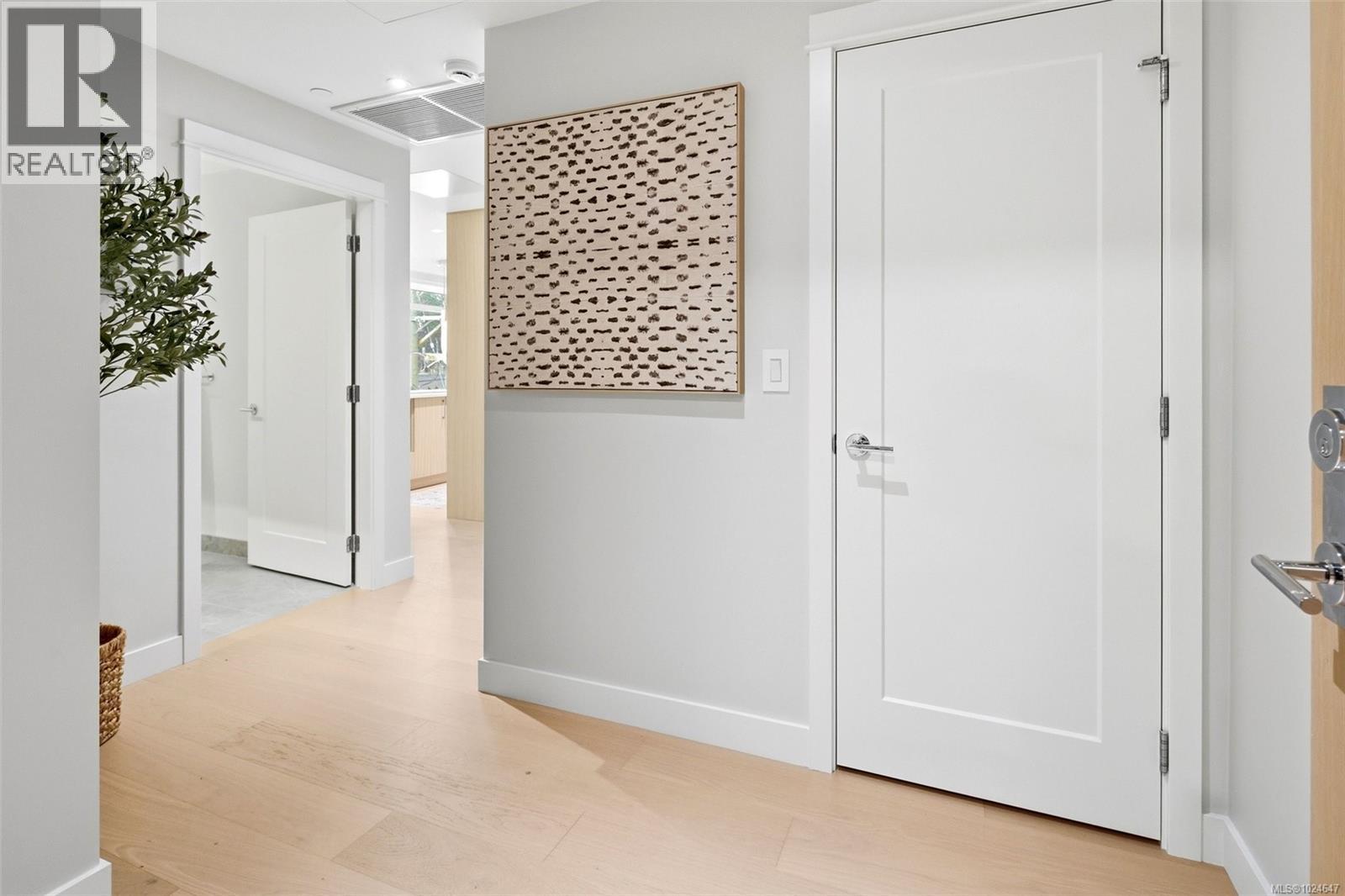 306 5229 Cordova Bay Rd, Saanich, British Columbia V8Y 2L1 - Photo 2 - 1024647