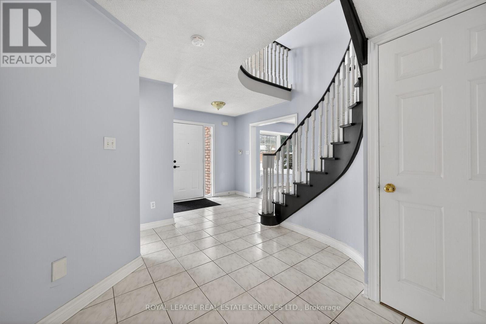 104 Inverhuron Trail, Oakville, Ontario  L6H 5Z4 - Photo 5 - W12629394