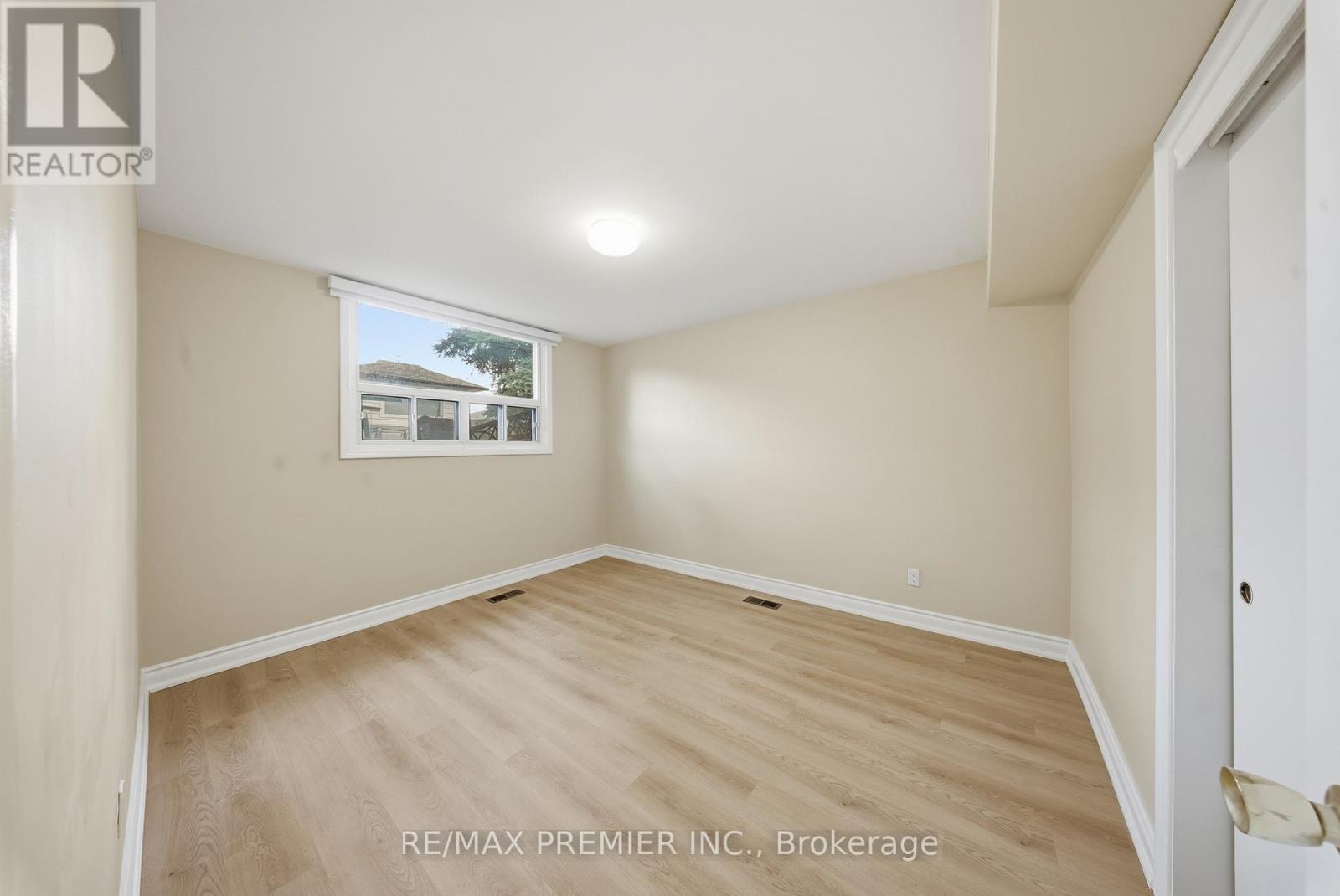 46 Samba Drive, Toronto, Ontario  M9M 2N1 - Photo 12 - W12740146