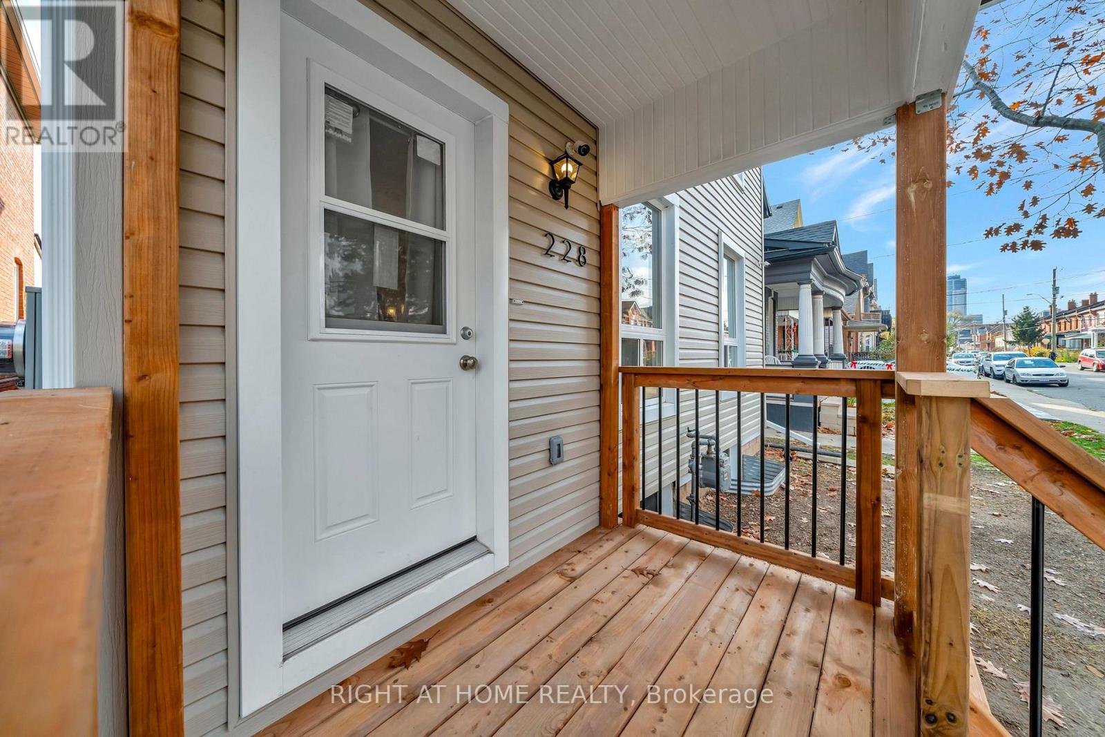 Main - 228 Mary Street, Hamilton, Ontario  L8L 4W1 - Photo 2 - X12740112