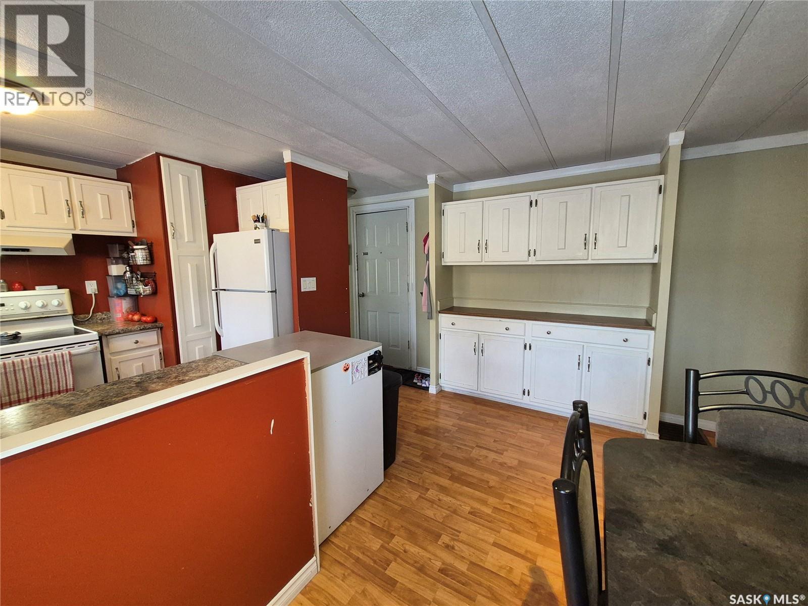 129 17th Street Ne, Weyburn, Saskatchewan  S4H 2N3 - Photo 3 - SK027625