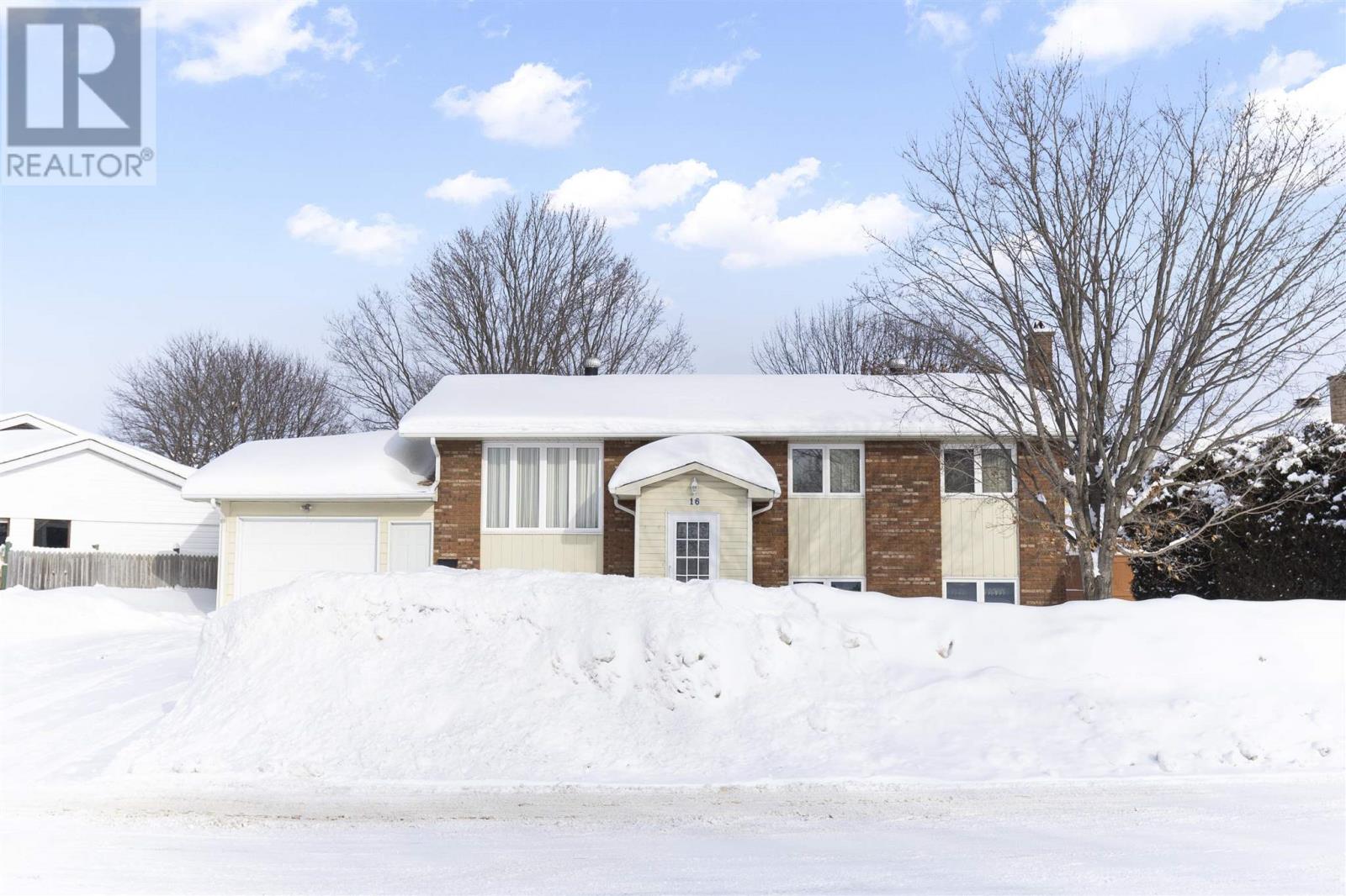 16 Chartwell Dr, Sault Ste. Marie, Ontario P6A 6A2 - Photo 2 - SM260137