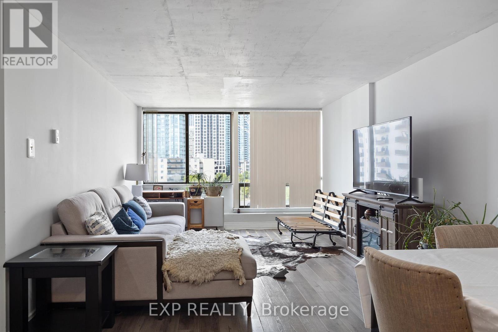 707 - 25 Fairview Road W, Mississauga, Ontario  L5B 3Y8 - Photo 2 - W12401425