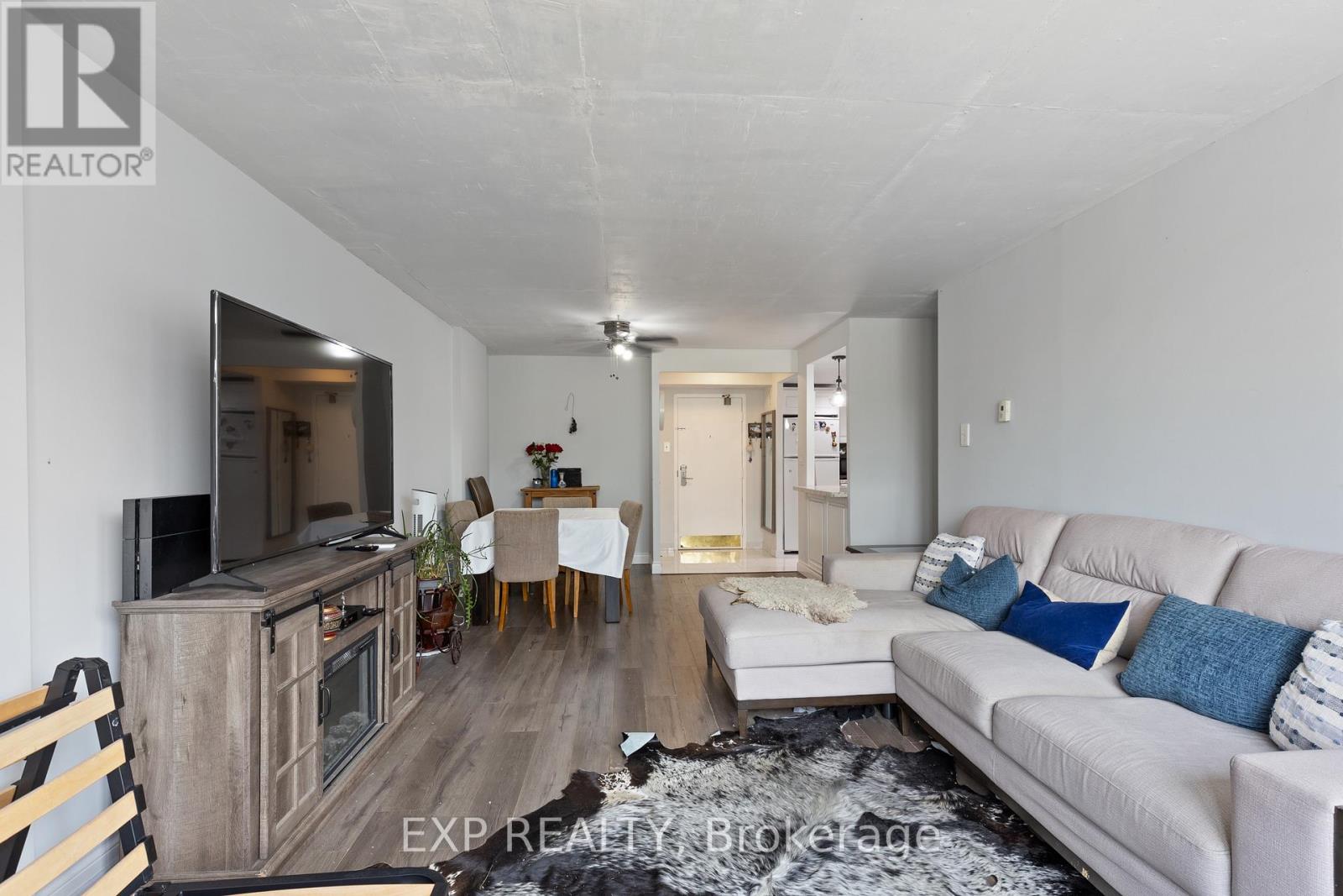 707 - 25 Fairview Road W, Mississauga, Ontario  L5B 3Y8 - Photo 3 - W12401425