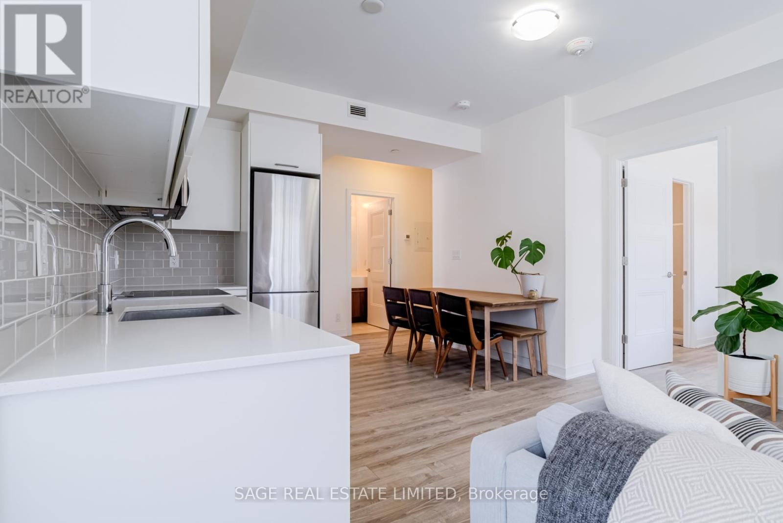 215 - 1 Neighbourhood Lane, Toronto, Ontario  M8Y 1T7 - Photo 14 - W12740256