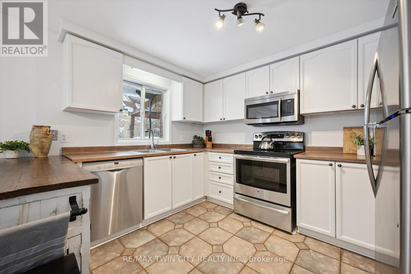 98 Old Maple Lane, Kitchener, Ontario  N2N 3B3 - Photo 15 - X12740204