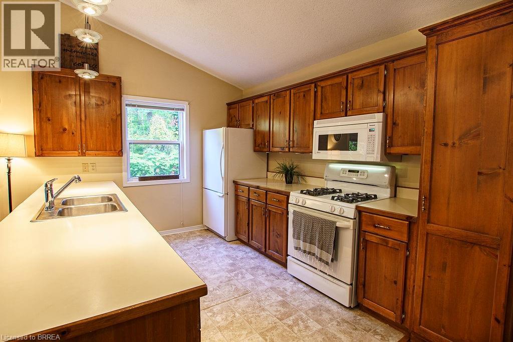 9928 Superior Street, Port Franks, Ontario  N0M 2L0 - Photo 10 - 40773603