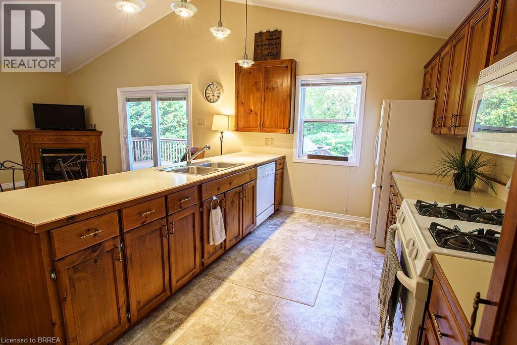 9928 Superior Street, Port Franks, Ontario  N0M 2L0 - Photo 12 - 40773603