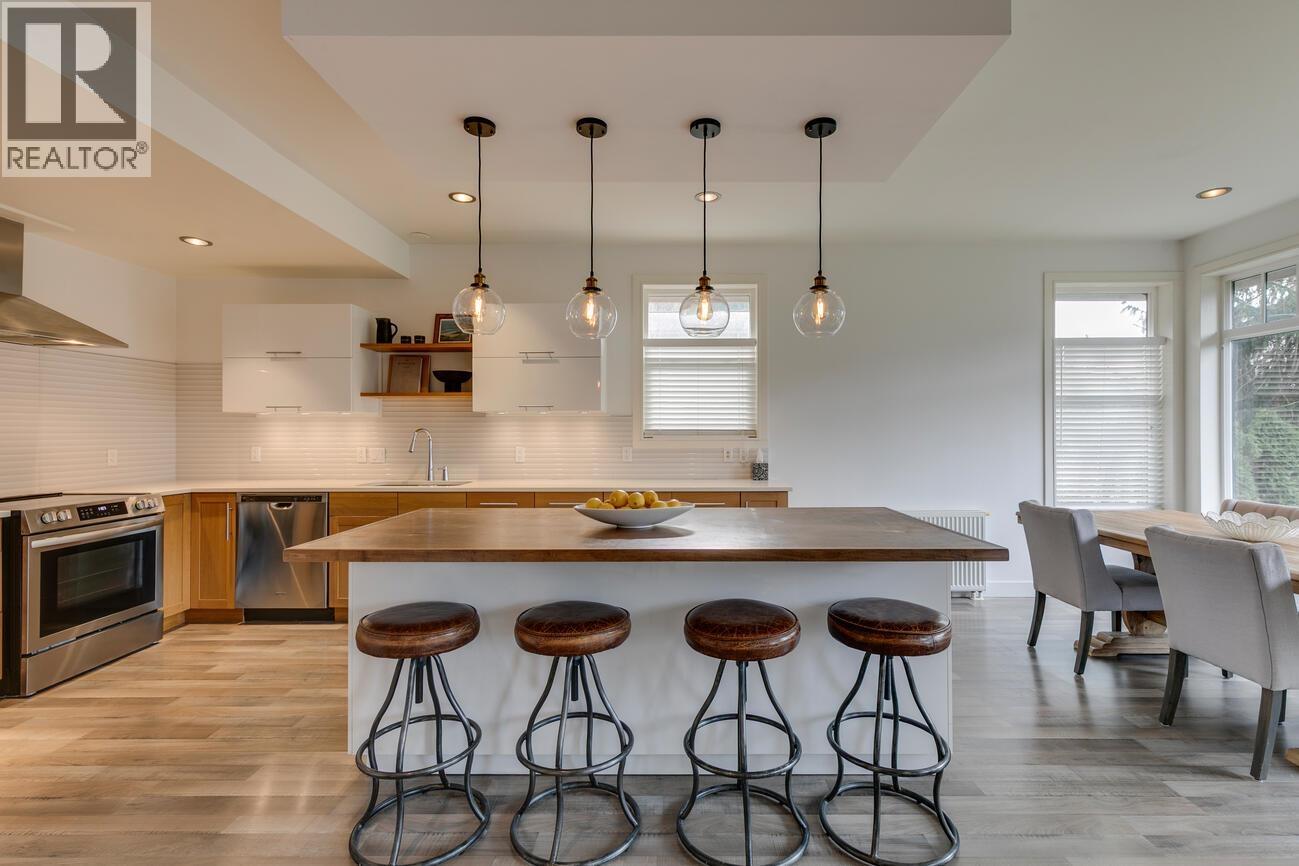 828 Britannia Way, Squamish, British Columbia  V0N 1J0 - Photo 1 - R3084662