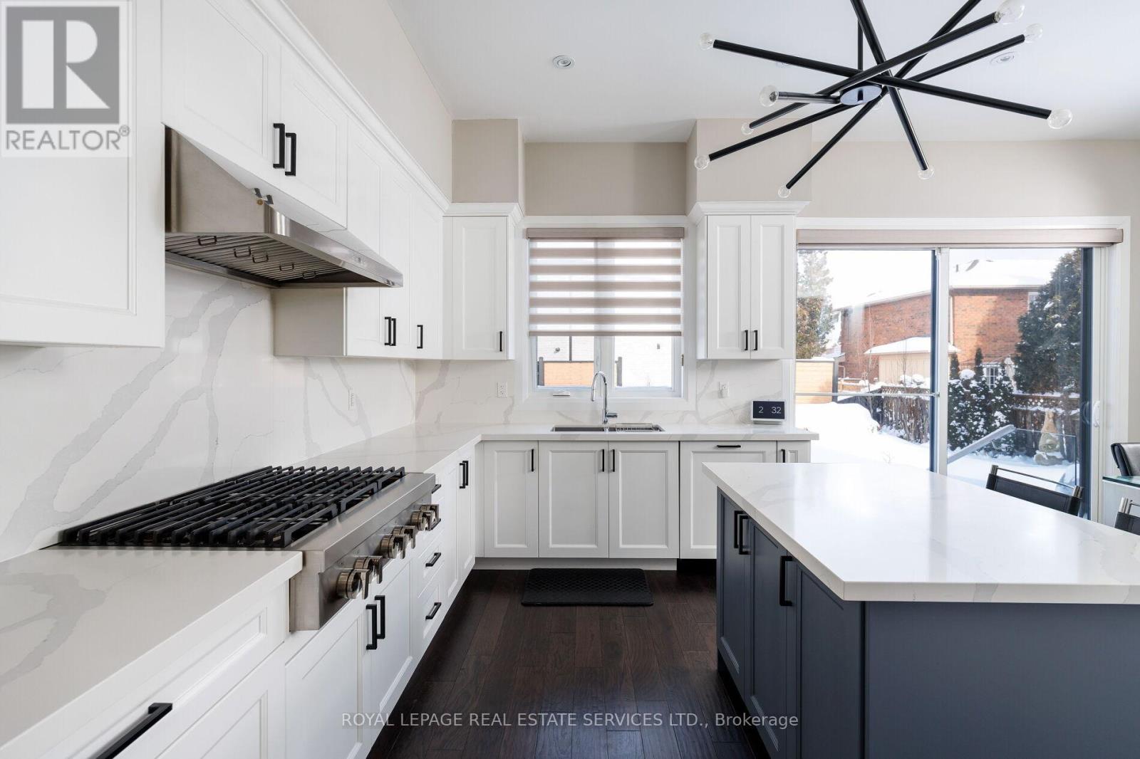 175 Burloak Drive W, Oakville, Ontario  L6L 6E6 - Photo 13 - W12740400