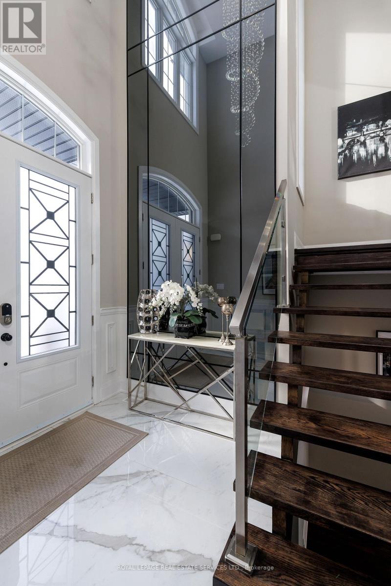 175 Burloak Drive W, Oakville, Ontario  L6L 6E6 - Photo 3 - W12740400