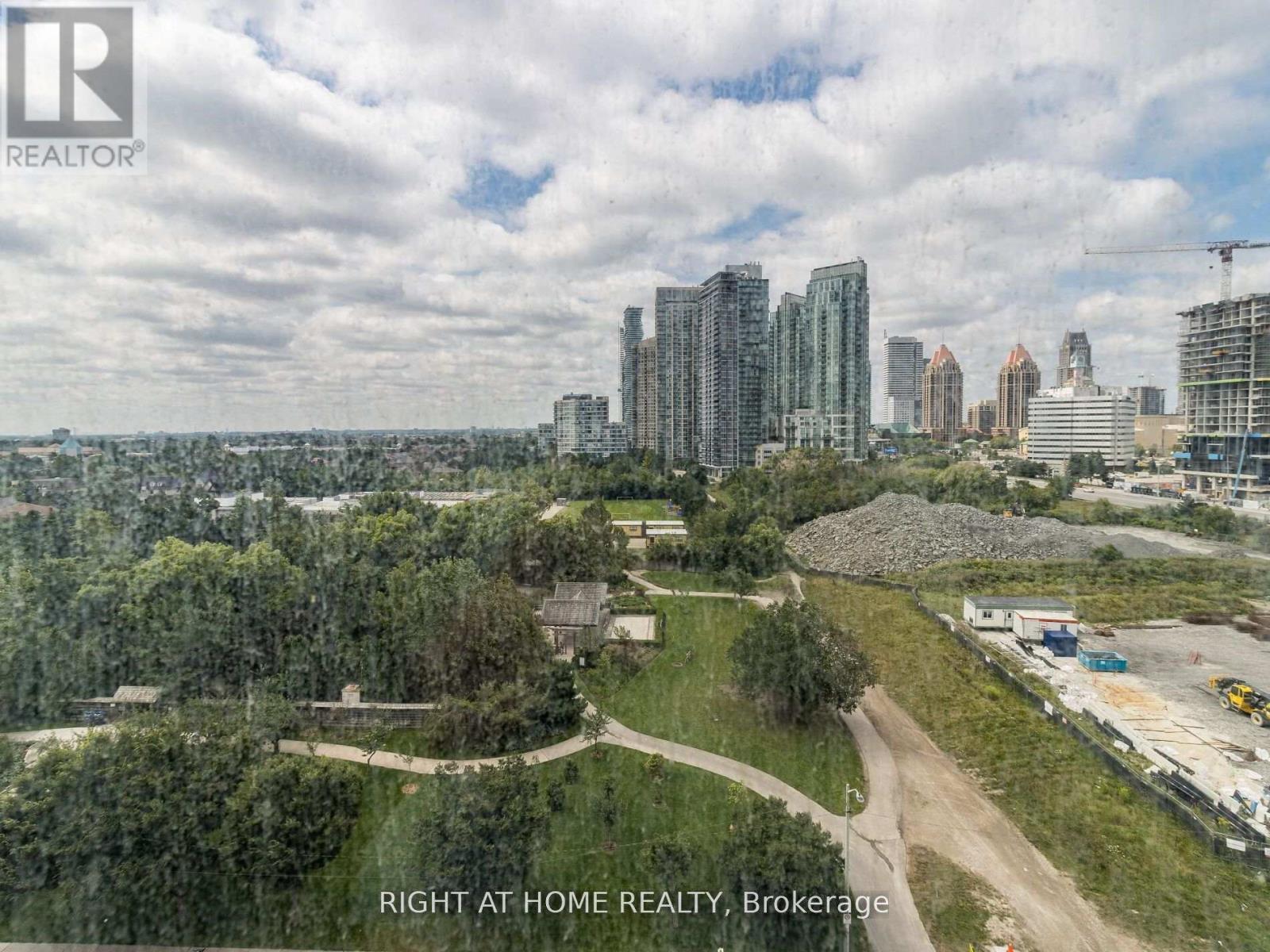 1504 - 265 Enfield Place, Mississauga, Ontario  L5B 3Y7 - Photo 5 - W12740460