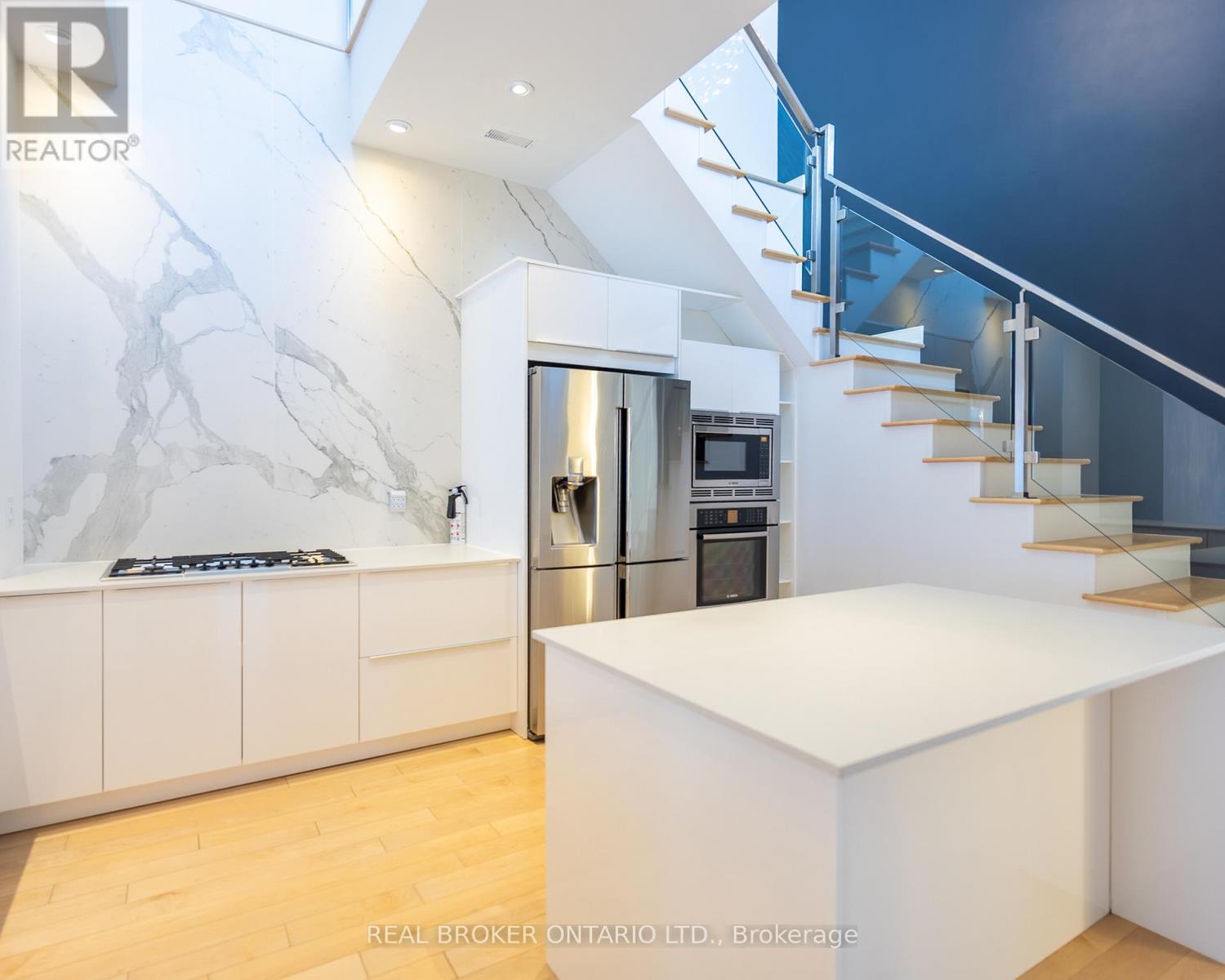 88 South Kingsway Way, Toronto, Ontario M6S 3T3 - Photo 8 - W12549708