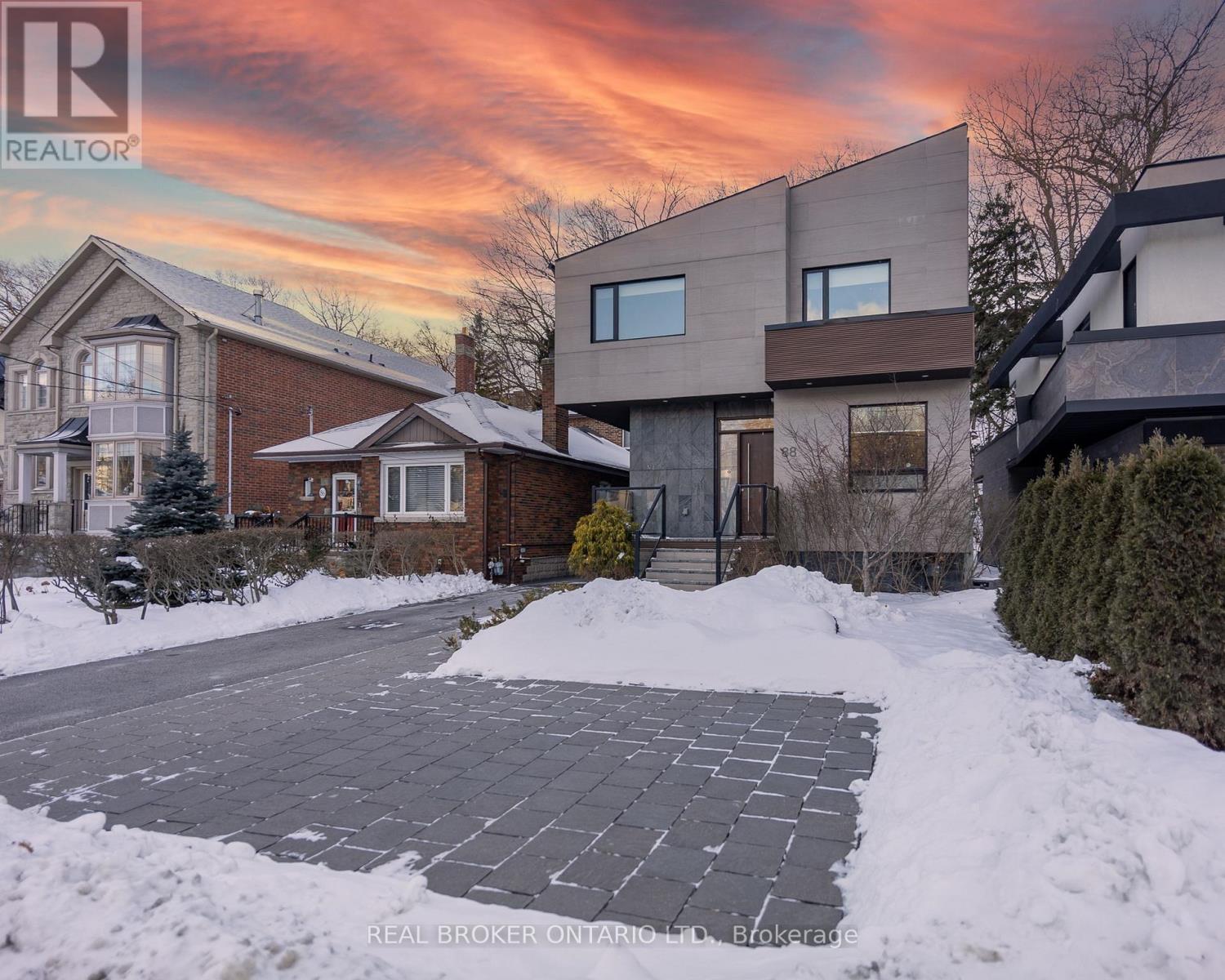 88 South Kingsway Way, Toronto, Ontario M6S 3T3 - Photo 2 - W12549708