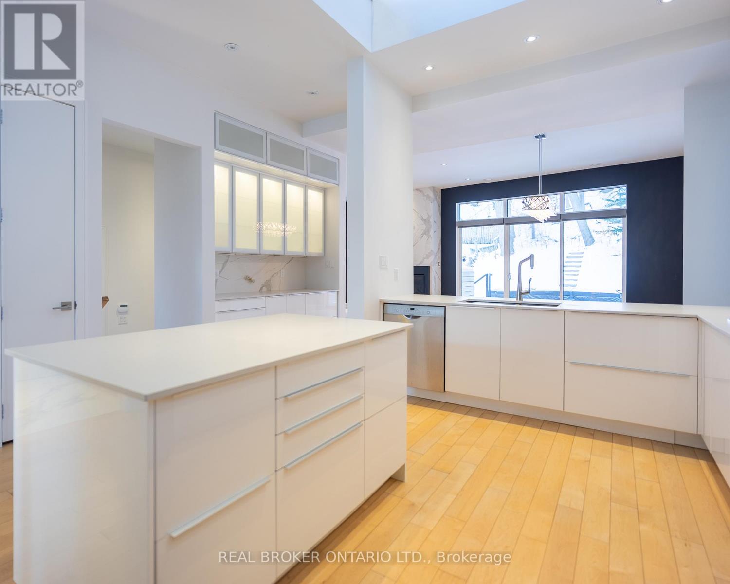 88 South Kingsway Way, Toronto, Ontario M6S 3T3 - Photo 9 - W12677336