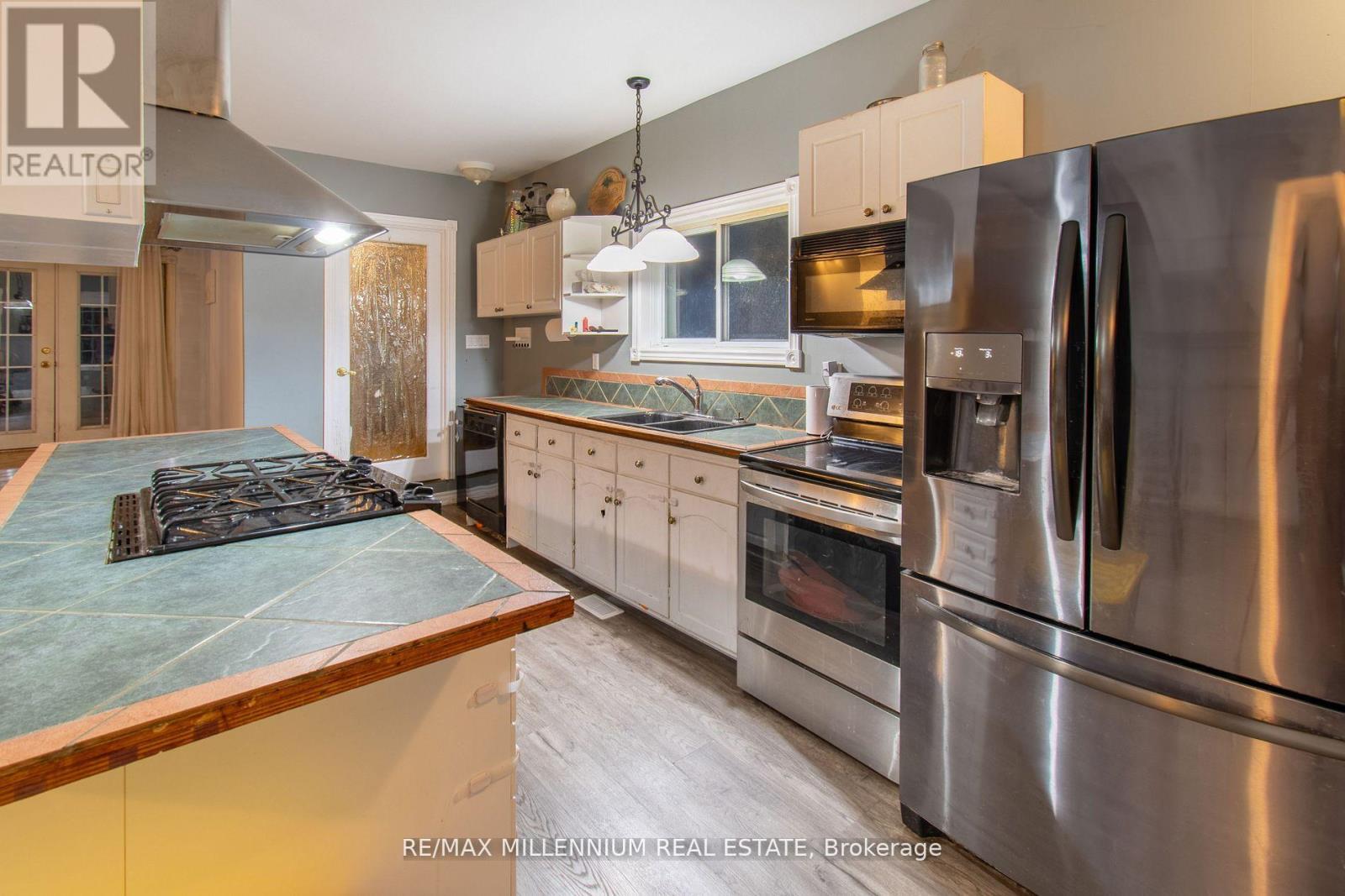 3021 Pinegrove Road, Springwater, Ontario  L0M 1T2 - Photo 10 - S12740474