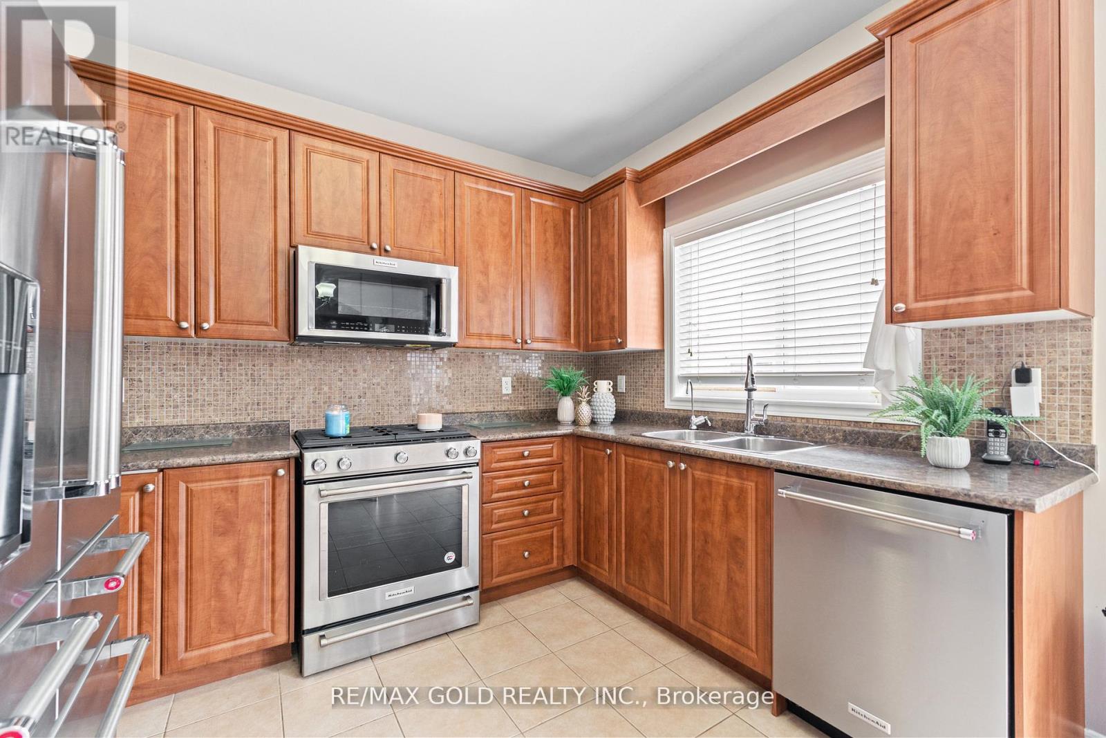 23 Runnymede Crescent, Brampton, Ontario  L6R 2L0 - Photo 16 - W12740482