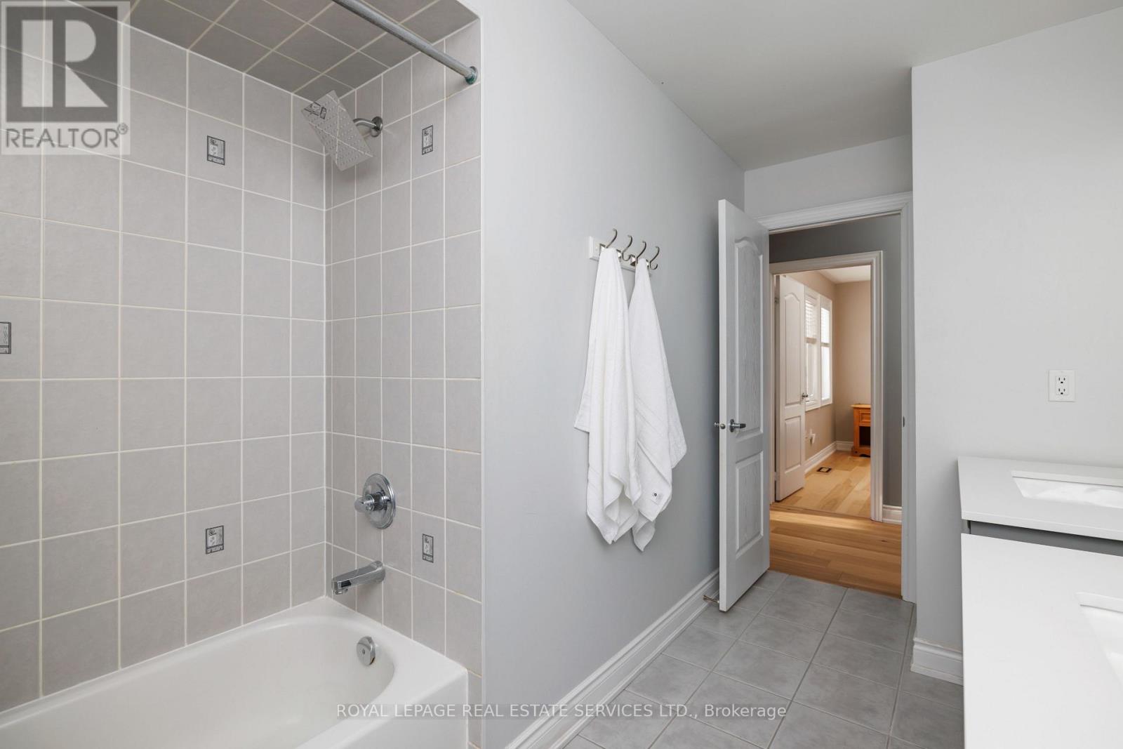 2299 Millstone Drive, Oakville, Ontario  L6M 0H1 - Photo 26 - W12740484