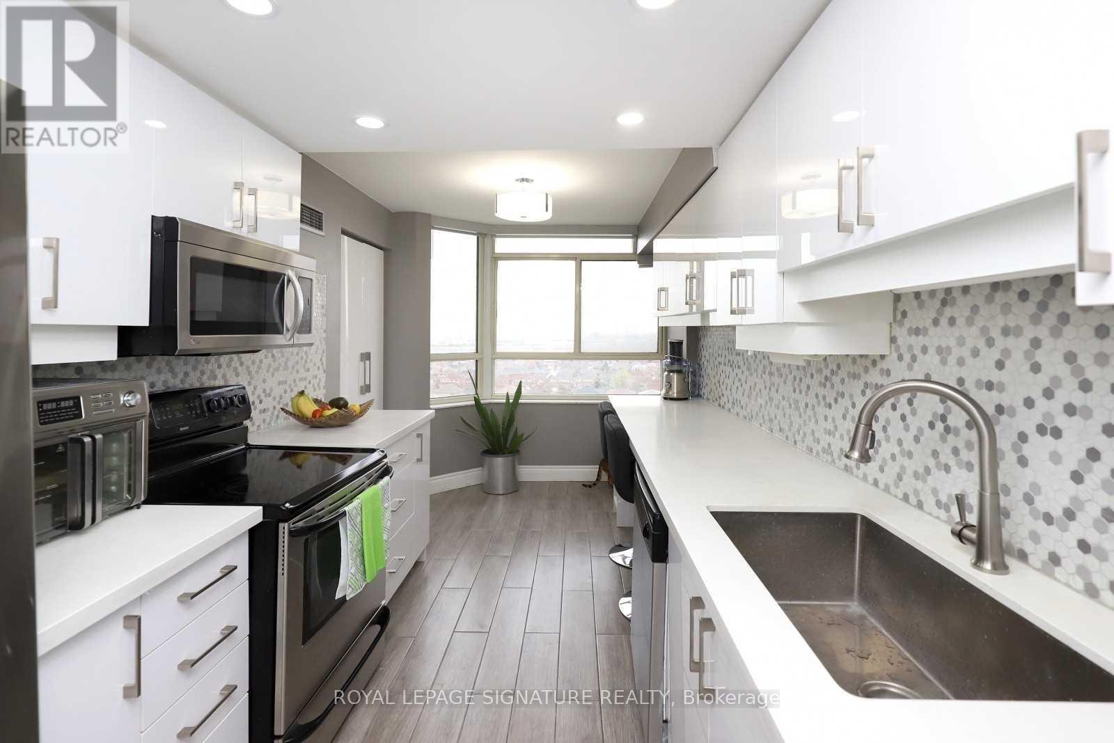 1101 - 100 County Court Boulevard, Brampton, Ontario  L6W 3X1 - Photo 6 - W12740516