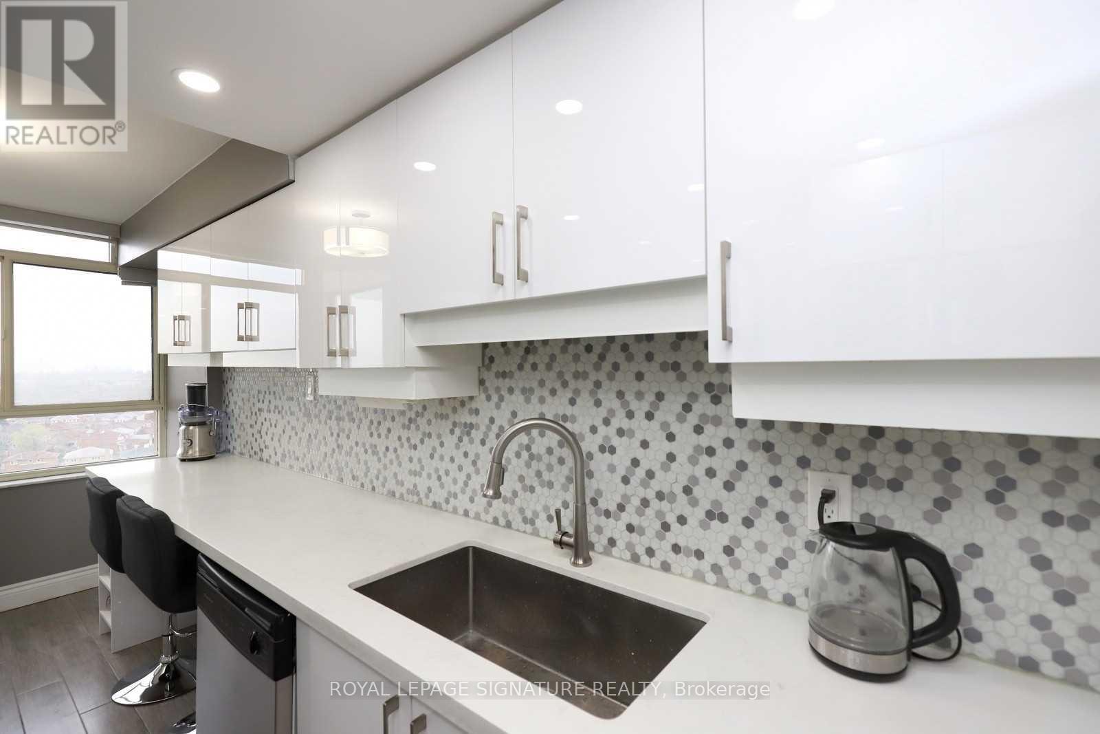 1101 - 100 County Court Boulevard, Brampton, Ontario  L6W 3X1 - Photo 8 - W12740516