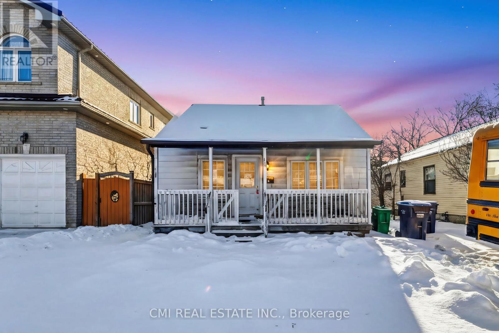 3032 Victory Crescent, Mississauga, Ontario  L4T 1L4 - Photo 1 - W12740522