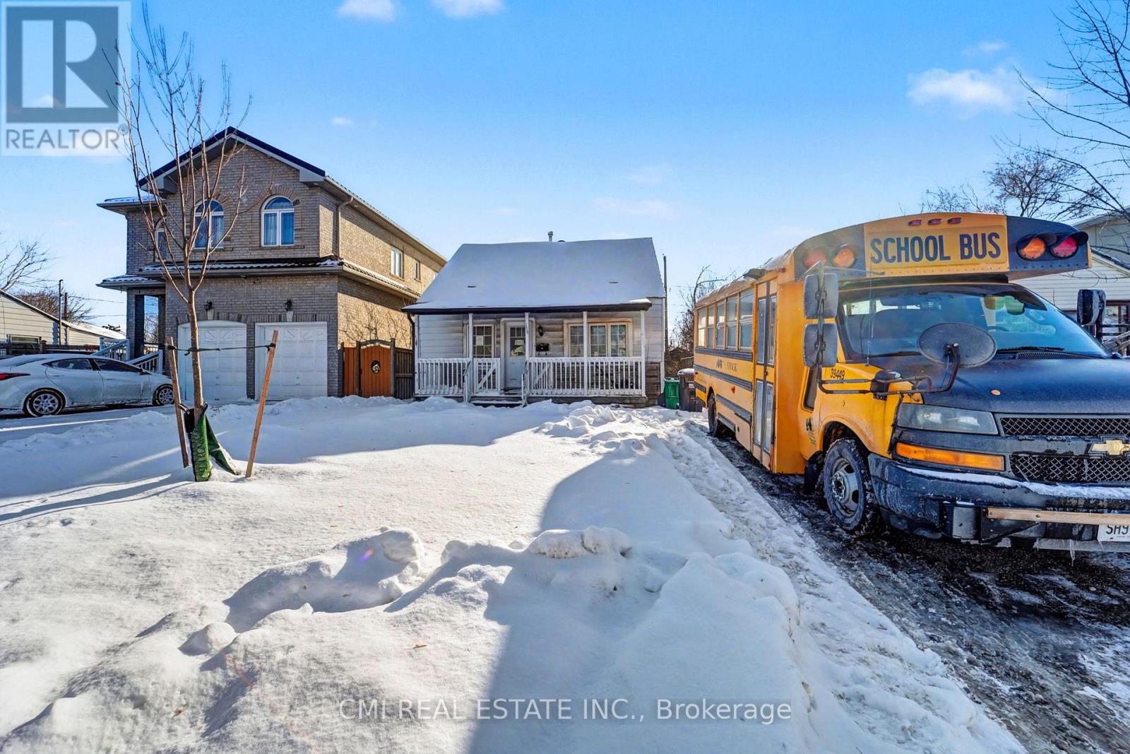 3032 Victory Crescent, Mississauga, Ontario  L4T 1L4 - Photo 3 - W12740522