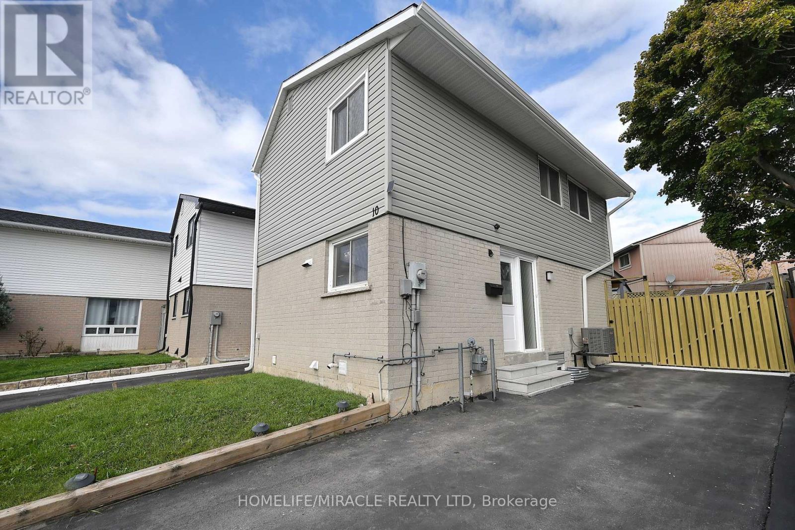 10 Grasspoint Square, Brampton (Northgate), Ontario  L6S 2J2 - Photo 1 - W12740548