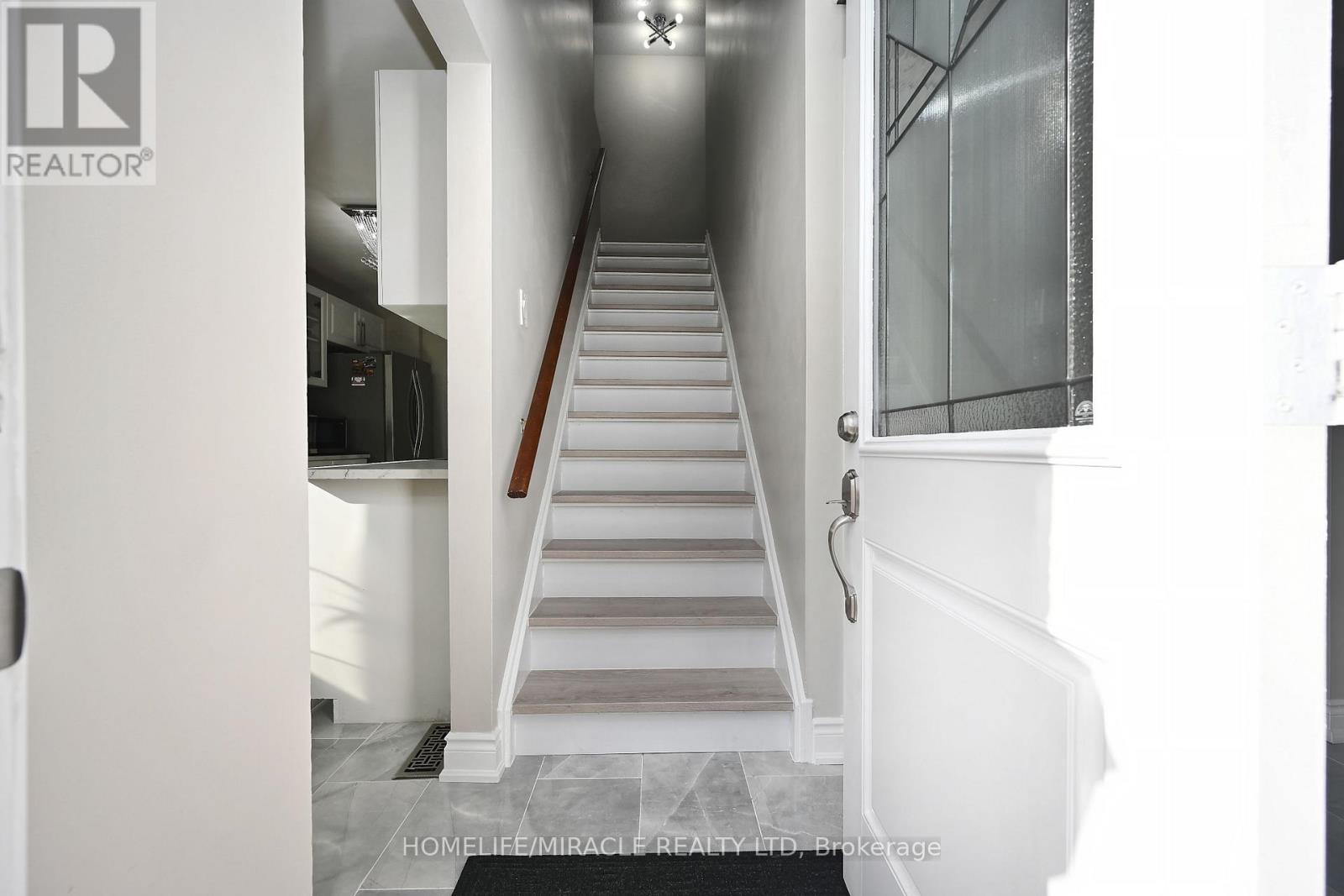 10 Grasspoint Square, Brampton (Northgate), Ontario  L6S 2J2 - Photo 3 - W12740548