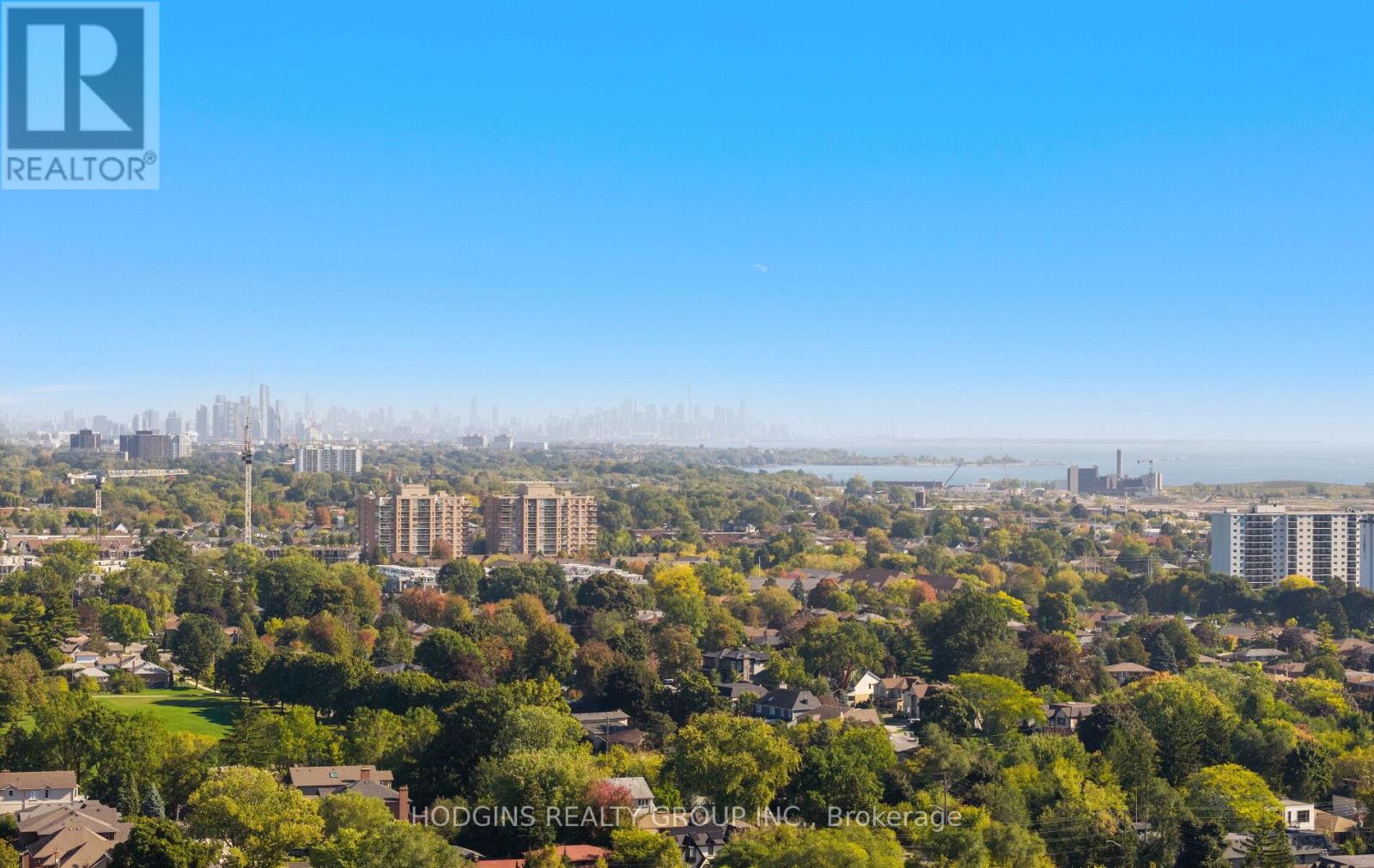 1319 Lakebreeze Drive, Mississauga, Ontario  L5G 3W7 - Photo 3 - W12740586