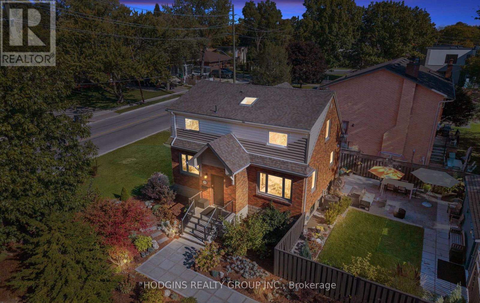 1319 Lakebreeze Drive, Mississauga, Ontario  L5G 3W7 - Photo 5 - W12740586