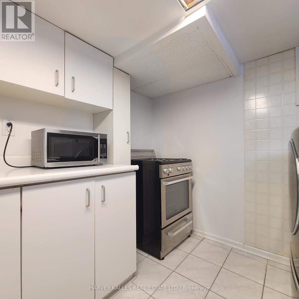 Lower - 98 Lowther Avenue, Toronto, Ontario  M5R 1E2 - Photo 7 - C12740558