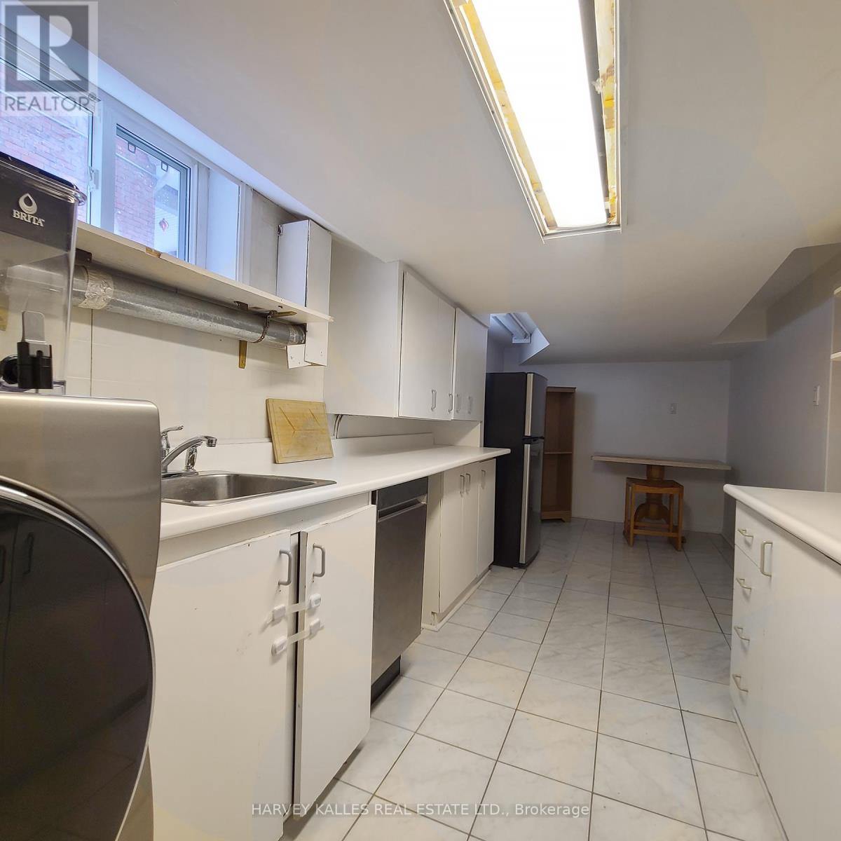 Lower - 98 Lowther Avenue, Toronto, Ontario  M5R 1E2 - Photo 6 - C12740558