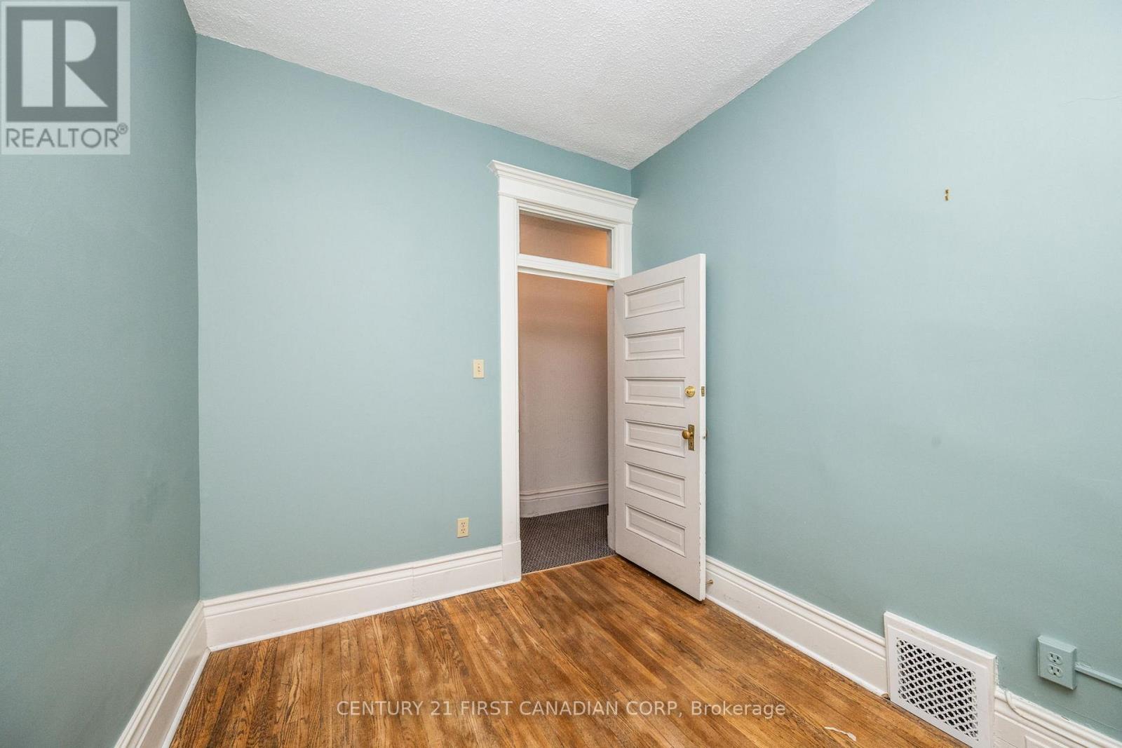 Second Floor (4 Units) - 410 Queens Avenue, London East, Ontario  N6B 1X9 - Photo 9 - X12738064