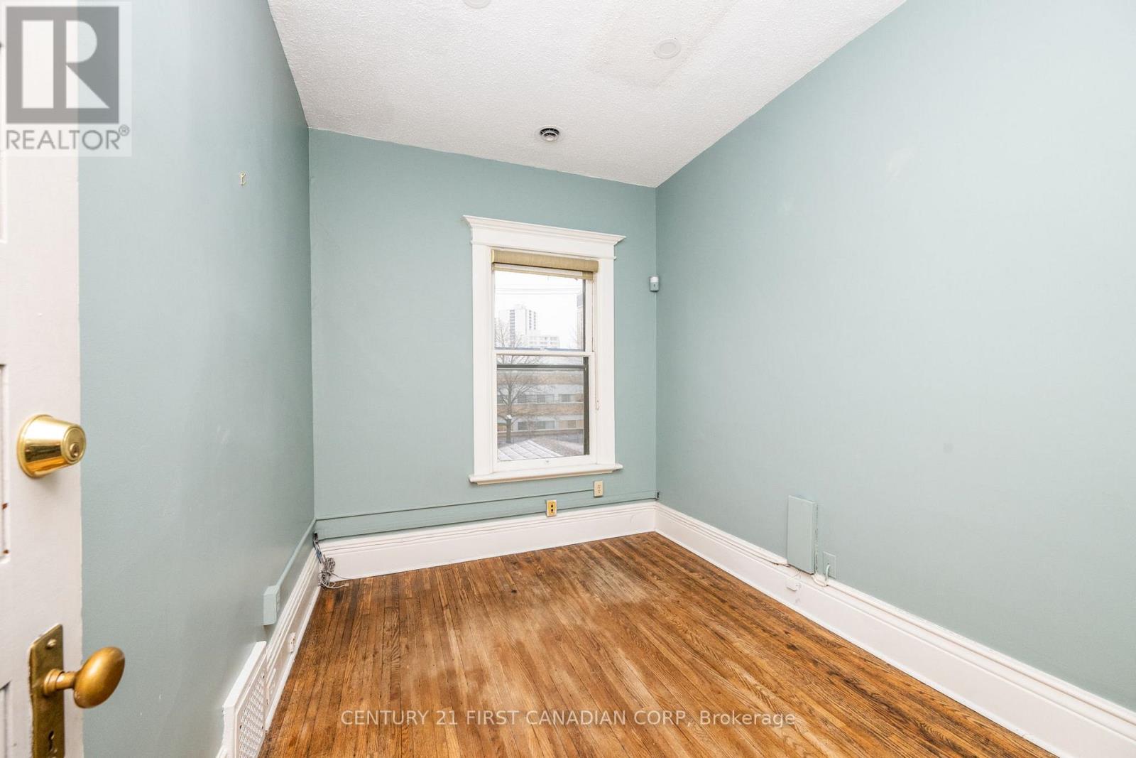 Second Floor (4 Units) - 410 Queens Avenue, London East, Ontario  N6B 1X9 - Photo 8 - X12738064