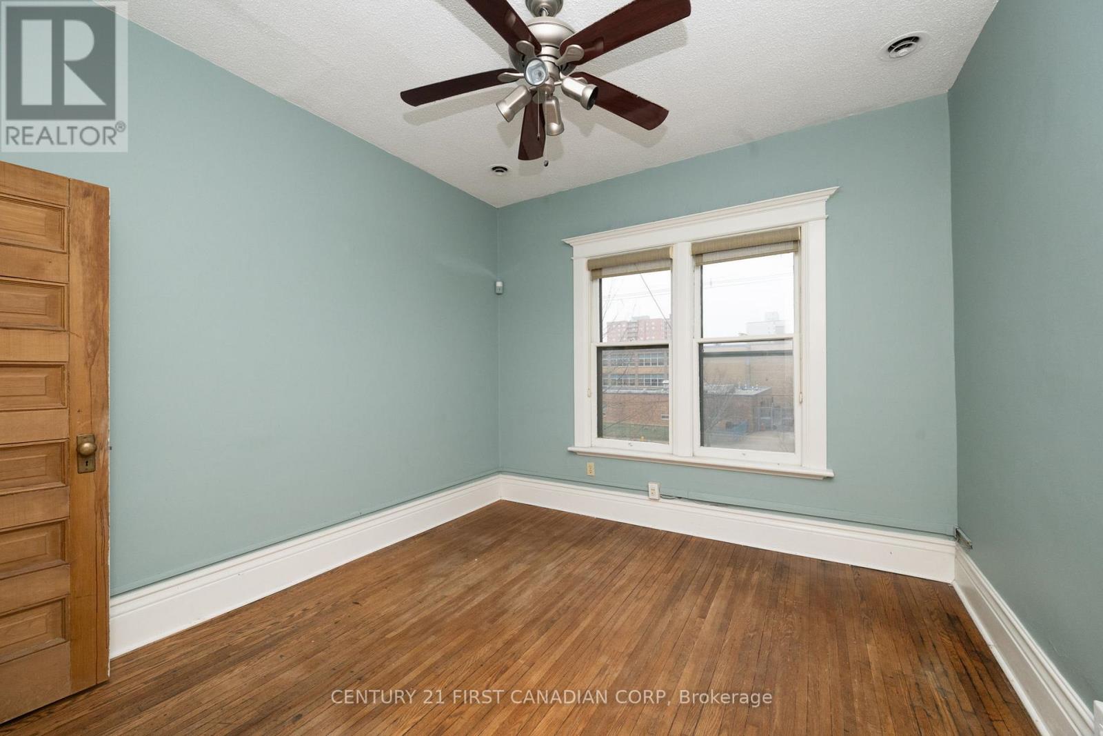 Second Floor (4 Units) - 410 Queens Avenue, London East, Ontario  N6B 1X9 - Photo 6 - X12738064