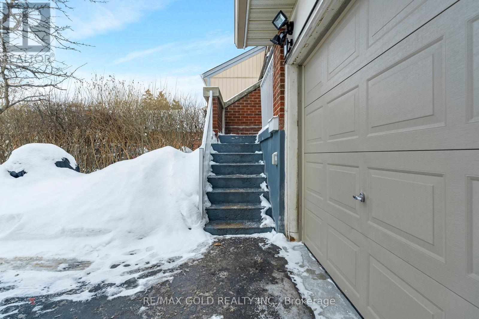 18 Peterson Court, Brampton, Ontario  L6Z 1K6 - Photo 2 - W12740648