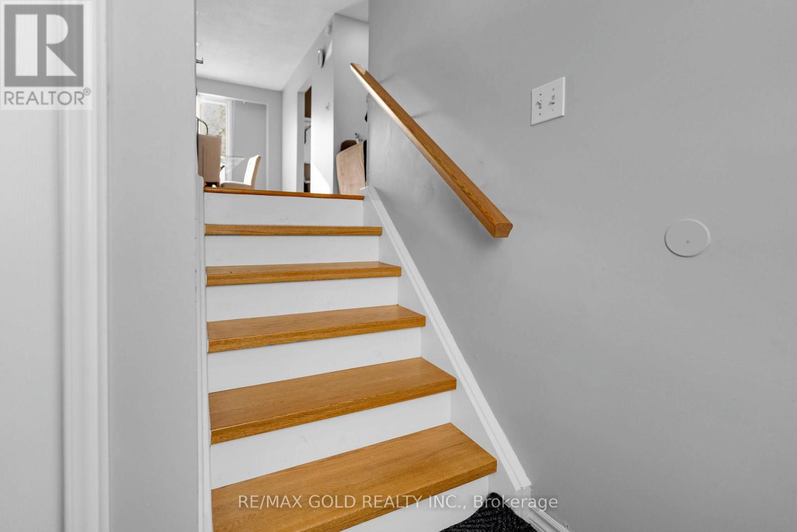 18 Peterson Court, Brampton, Ontario  L6Z 1K6 - Photo 4 - W12740648