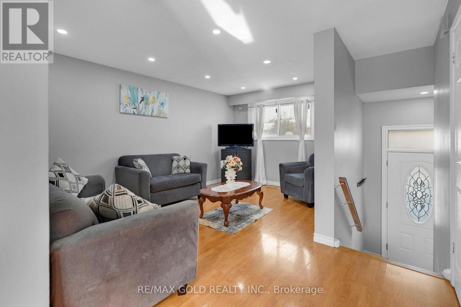 18 Peterson Court, Brampton, Ontario  L6Z 1K6 - Photo 8 - W12740648