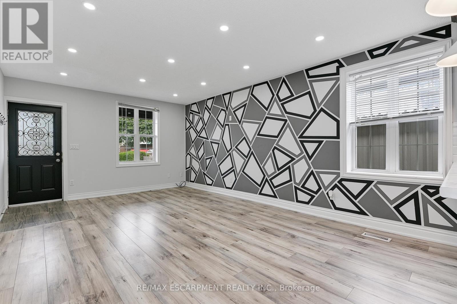 54 Craigmiller Avenue, Hamilton, Ontario  L8L 3J1 - Photo 4 - X12740636