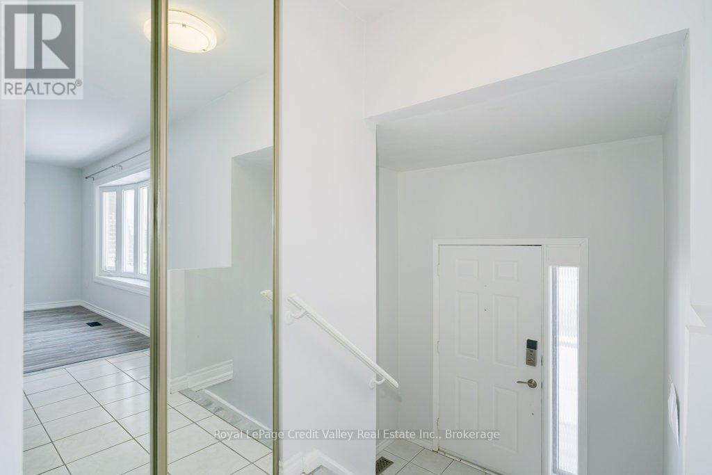 376 Hansen Road N, Brampton, Ontario  L6V 3P7 - Photo 3 - W12740692