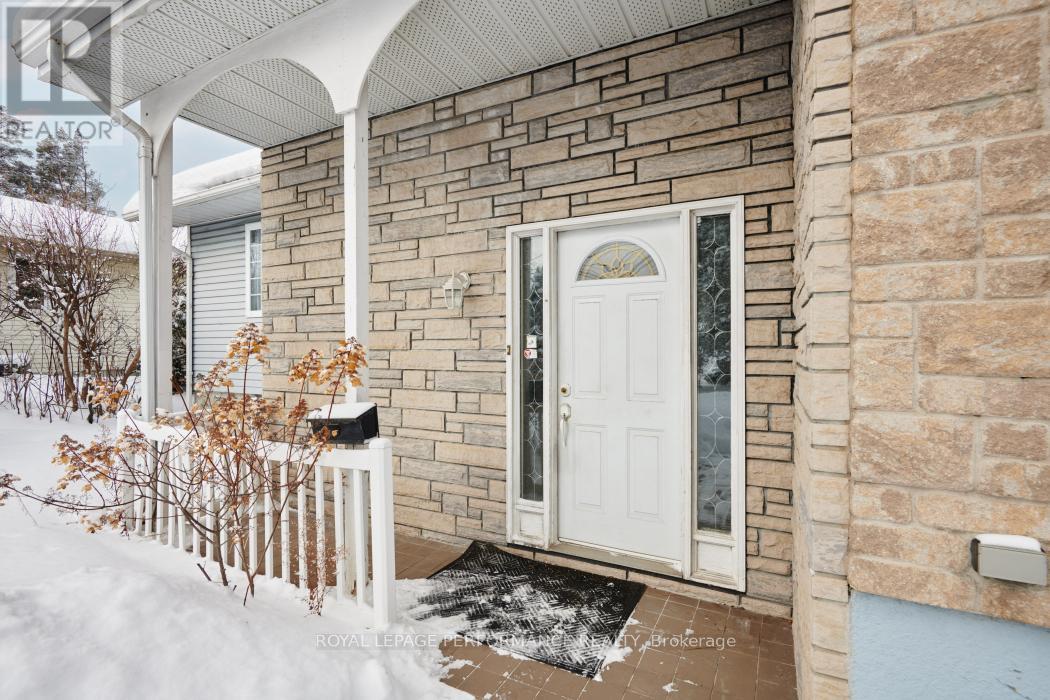 813 Walkley Road, Ottawa, Ontario K1V 6R6 - Photo 3 - X12740720