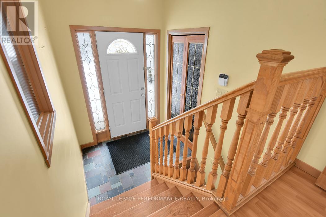 813 Walkley Road, Ottawa, Ontario K1V 6R6 - Photo 4 - X12740720