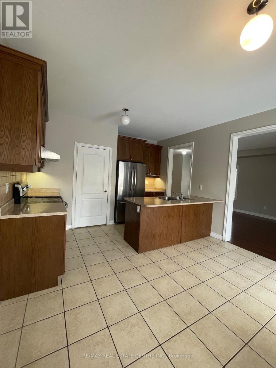 11 Berryfield Way, Brampton, Ontario  L6R 0Y2 - Photo 13 - W12739014