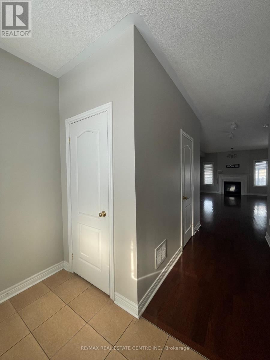 11 Berryfield Way, Brampton, Ontario  L6R 0Y2 - Photo 3 - W12739014