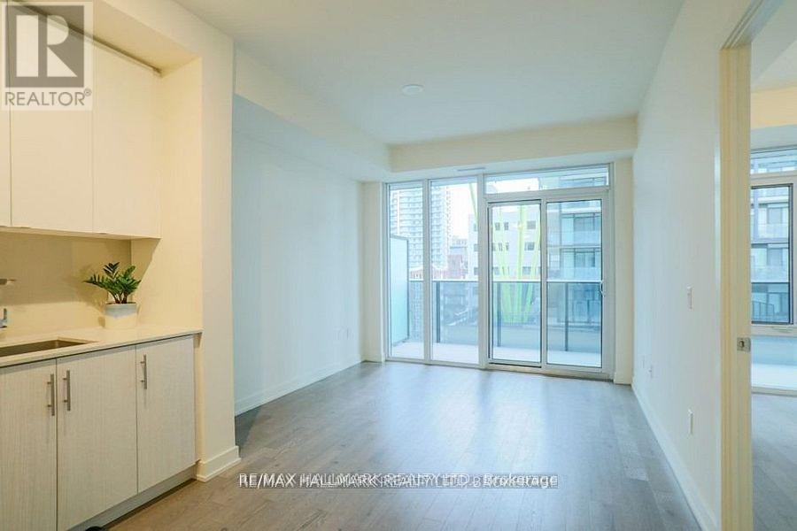 902 - 330 Richmond Street W, Toronto, Ontario  M5V 1X2 - Photo 2 - C12740728