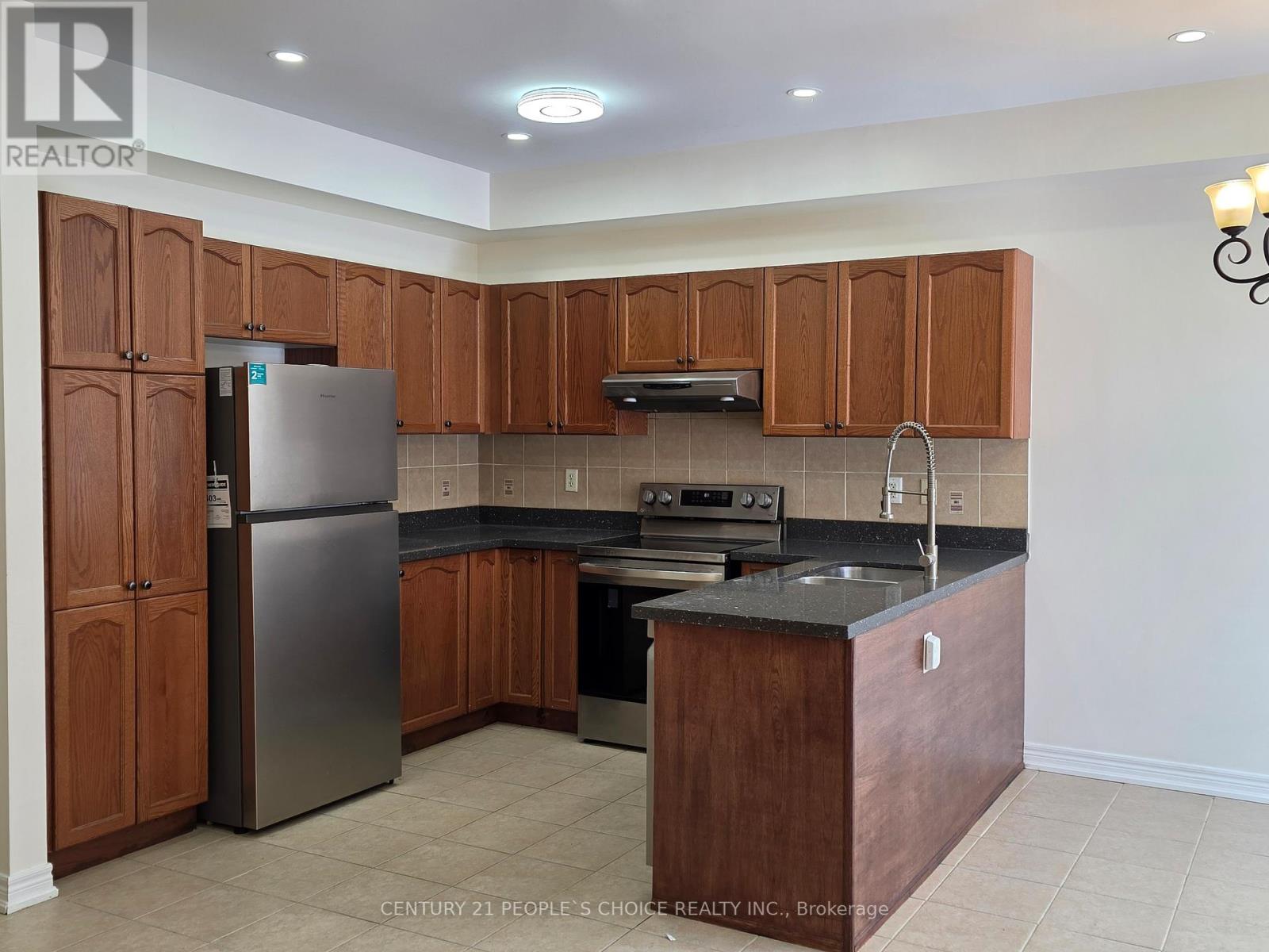 Main Floor - 26 Openbay Gardens, Brampton, Ontario  L6R 0V4 - Photo 2 - W12740760