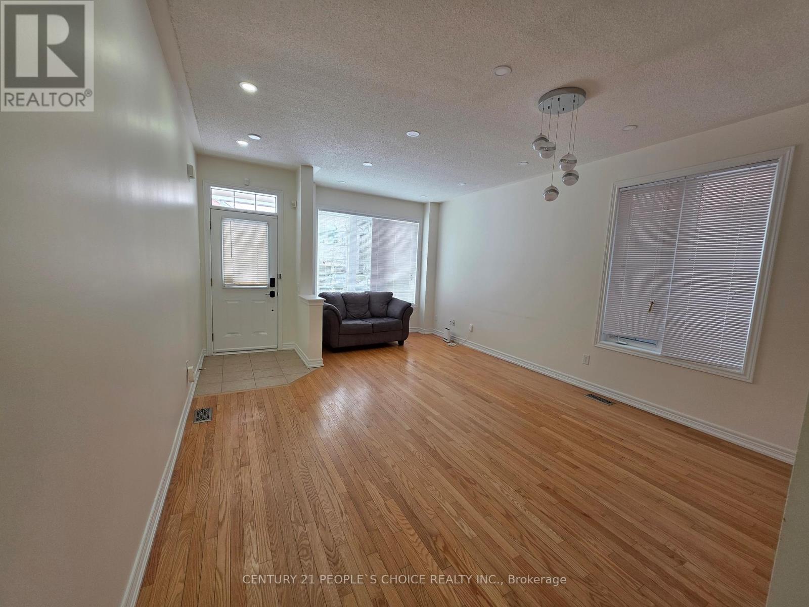 Main Floor - 26 Openbay Gardens, Brampton, Ontario  L6R 0V4 - Photo 8 - W12740760