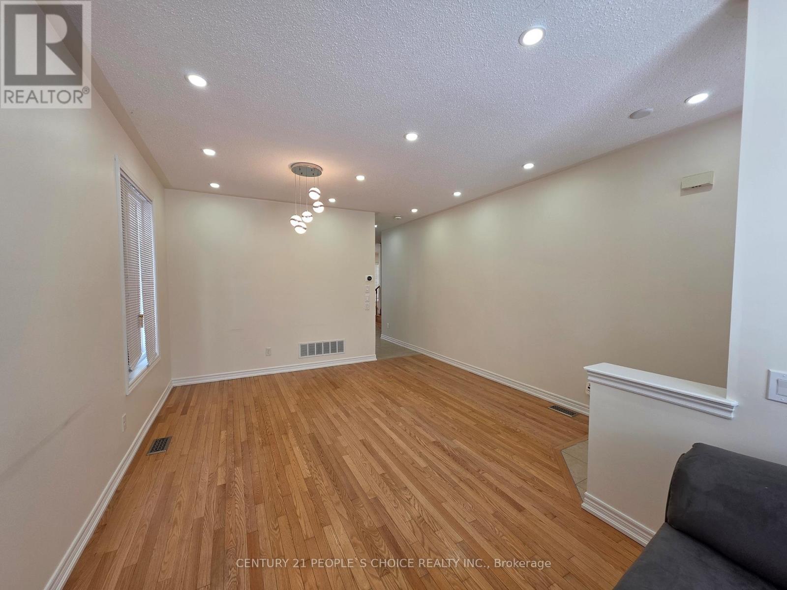 Main Floor - 26 Openbay Gardens, Brampton, Ontario  L6R 0V4 - Photo 9 - W12740760
