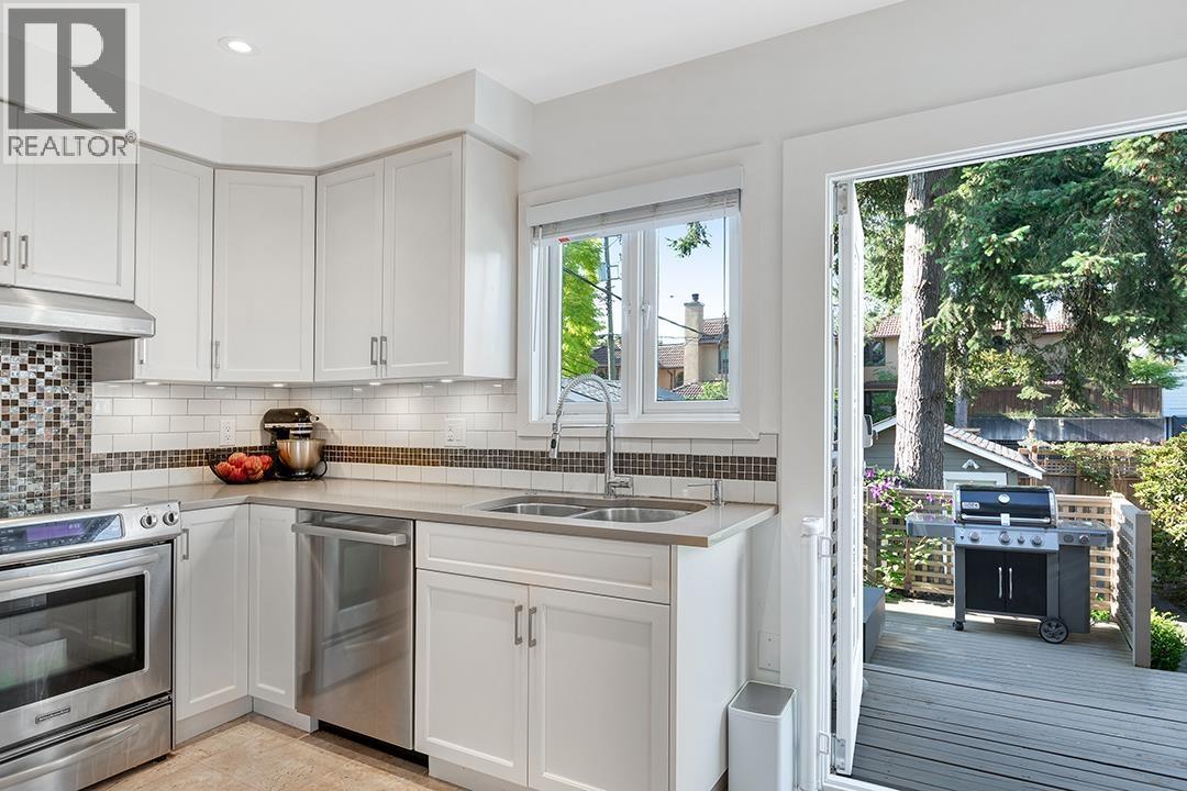 Listing Picture 14 of 37 : 3340 W 15TH AVENUE, Vancouver / 溫哥華 - 魯藝地產 Yvonne Lu Group - MLS Medallion Club Member